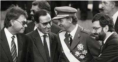 El emérito, expuesto a quedarse sin bustos, sin calles, sin parques y sin medallas de oro. El emérito, expuesto a quedarse sin bustos, sin calles, sin parques y sin medallas de oro.