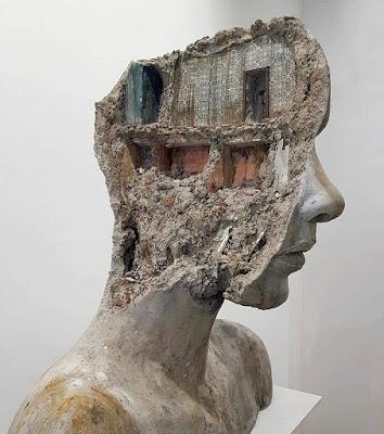 El emérito, expuesto a quedarse sin bustos, sin calles, sin parques y sin medallas de oro. El emérito, expuesto a quedarse sin bustos, sin calles, sin parques y sin medallas de oro.