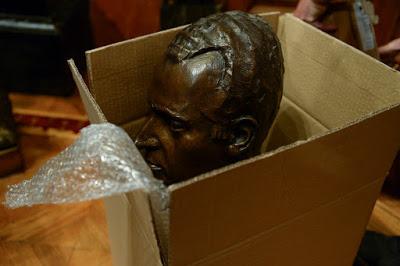 El emérito, expuesto a quedarse sin bustos, sin calles, sin parques y sin medallas de oro. El emérito, expuesto a quedarse sin bustos, sin calles, sin parques y sin medallas de oro.