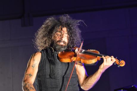 Ara Malikian emociona en su regreso a Ponferrada demostrando una vez más su virtuosismo con el violín