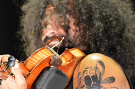 Ara Malikian emociona en su regreso a Ponferrada demostrando una vez más su virtuosismo con el violín