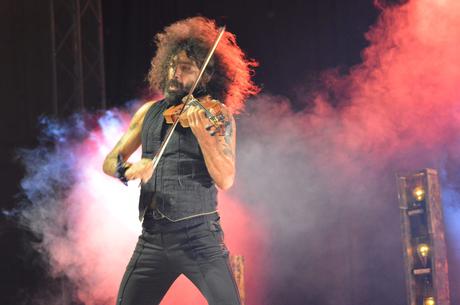 Ara Malikian emociona en su regreso a Ponferrada demostrando una vez más su virtuosismo con el violín