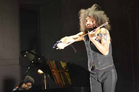 Ara Malikian emociona en su regreso a Ponferrada demostrando una vez más su virtuosismo con el violín