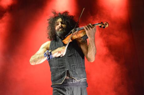 Ara Malikian emociona en su regreso a Ponferrada demostrando una vez más su virtuosismo con el violín