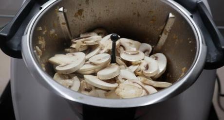 Espaguetis con Champiñones en Thermomix ® Cocinamos todos los ingredientes y evaporamos el alcohol