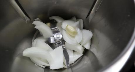 Espaguetis con Champiñones en Thermomix ® ponemos la cebolla y los ajos y los picamos en el vaso