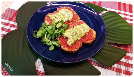 Tostada con tomate y aguacate Tostada con tomate y aguacate