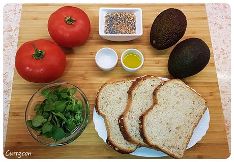 Tostada con tomate y aguacate Tostada con tomate y aguacate