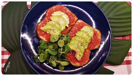 Tostada con tomate y aguacate Tostada con tomate y aguacate