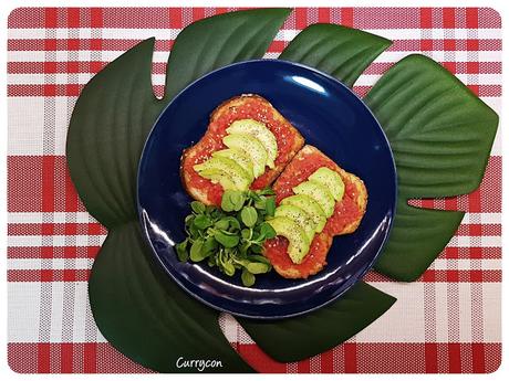 Tostada con tomate y aguacate Tostada con tomate y aguacate