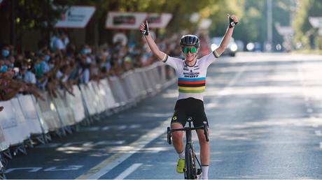 Movistar Team el paso decisivo campeona mundial Annemiek Van Vleuten