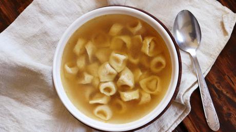tortellini carne caldo brodo pasta casera