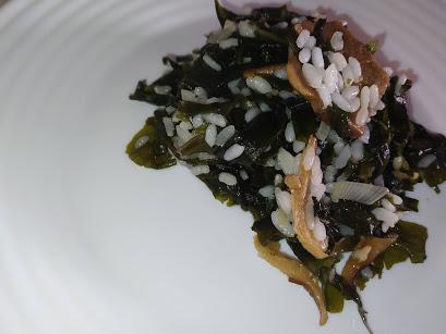 Arroz con algas y setas. Arroz con algas y setas.