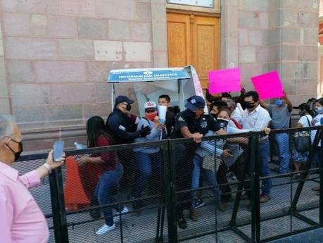 Antorchistas intentan ingresar por la fuerza a Palacio de Gobierno