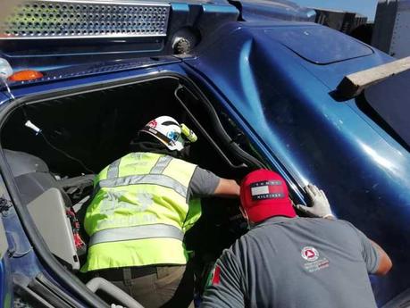 Chofer de tráiler queda prensado en la carretera 57