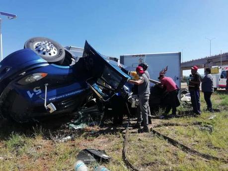 Chofer de tráiler queda prensado en la carretera 57