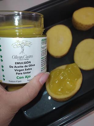 Patatas asadas con emulsión de aceite de oliva con ajo. Patatas asadas con emulsión de aceite de oliva con ajo.