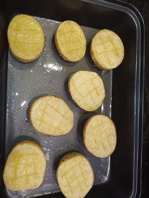 Patatas asadas con emulsión de aceite de oliva con ajo. Patatas asadas con emulsión de aceite de oliva con ajo.