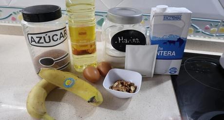 Los ingredientes necesarios para hacer un bizcocho de plátano y nueces con Thermomix