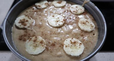 Echamos el en molde para hornear