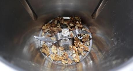 Echamos en el vaso las nueces y las vamos a picar