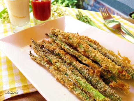Espárragos trigueros empanados con parmesano