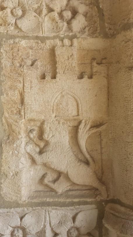 Las primeros escudos de Castilla y León, en la Catedral de Santander