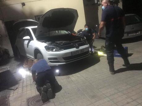 Las Bomberos de Ponferrada rescatan a un gato atrapado en el capó de un coche