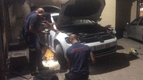 Las Bomberos de Ponferrada rescatan a un gato atrapado en el capó de un coche