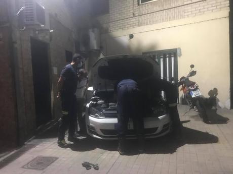 Las Bomberos de Ponferrada rescatan a un gato atrapado en el capó de un coche