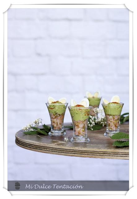 Crema de Guacamole con Tartar de Salmón y Huevo