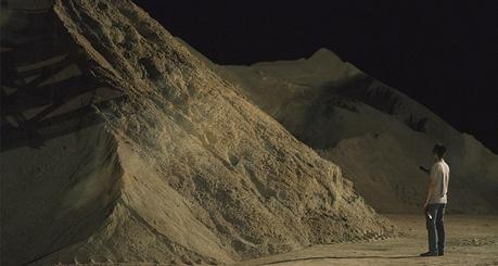 A Land Imagined – Arenas movedizas