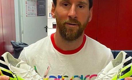Messi subasta sus botines autografiados a beneficio