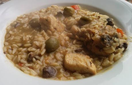 Arroz con pollo y aceitunas