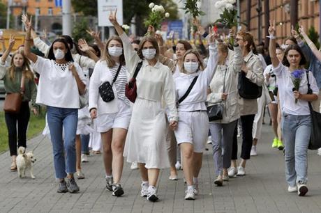 Miles de mujeres en Bielorrusia  protestan contra la violencia policial