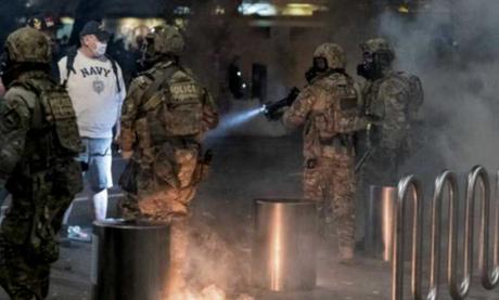 Portland cumple 100 noches de protestas con decenas de detenciones