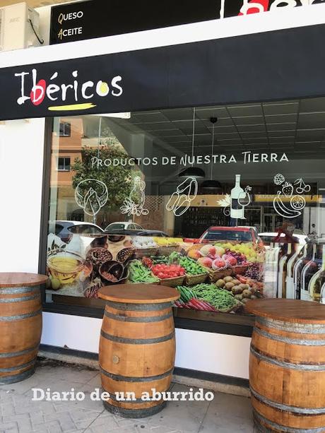 Júzcar, la casa de los Pitufos en plena Serranía de Ronda, seguida de dos recomendaciones gastronómicas