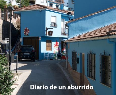 Júzcar, la casa de los Pitufos en plena Serranía de Ronda, seguida de dos recomendaciones gastronómicas