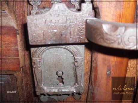 Las puertas del indiano; historia oculta de las puertas de la iglesia de San Pedro en Santa Olalla