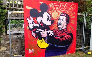 Mickey Mouse en Moscú en Todos somos sospechosos