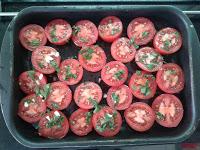 Tomates cortados con ajo y perejil.