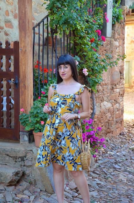 Vestido mostaza con estampado de flores