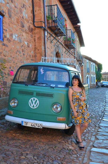 Vestido mostaza con estampado de flores