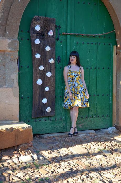 Vestido mostaza con estampado de flores