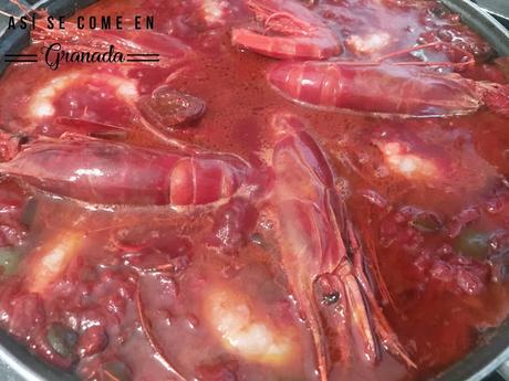 Arroz rojo con carabineros