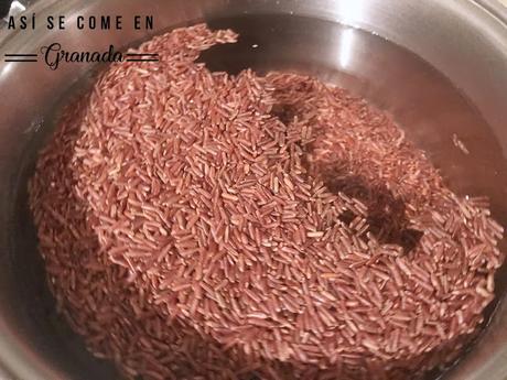 Arroz rojo con carabineros