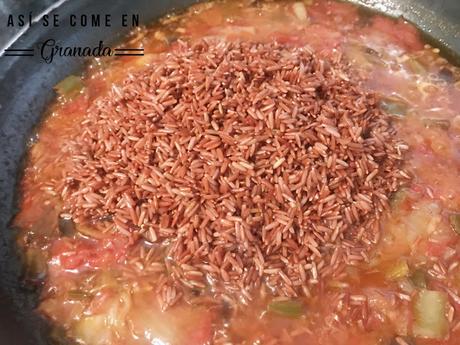 Arroz rojo con carabineros