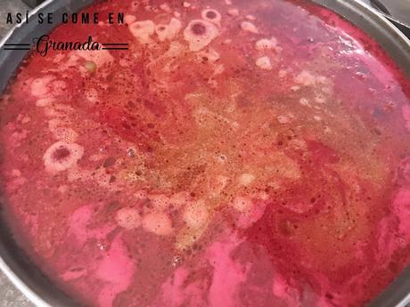 Arroz rojo con carabineros