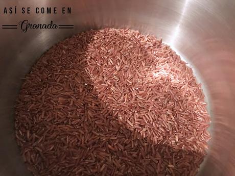 Arroz rojo con carabineros