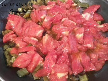 Arroz rojo con carabineros